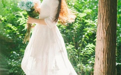 小孩把坤坤放入妈妈里面